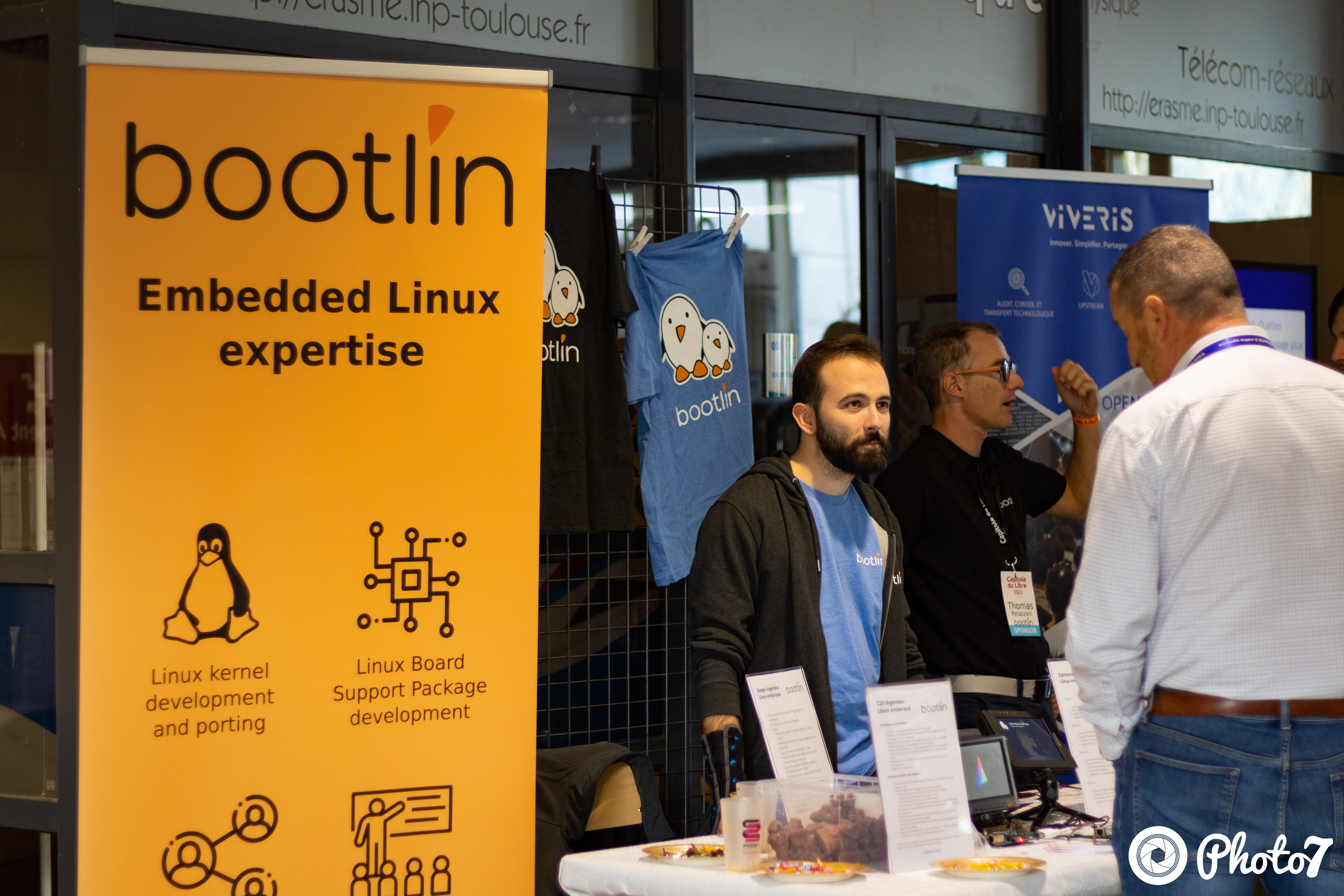 Vue d'ensemble de l'espace sponsors avec plusieurs stands