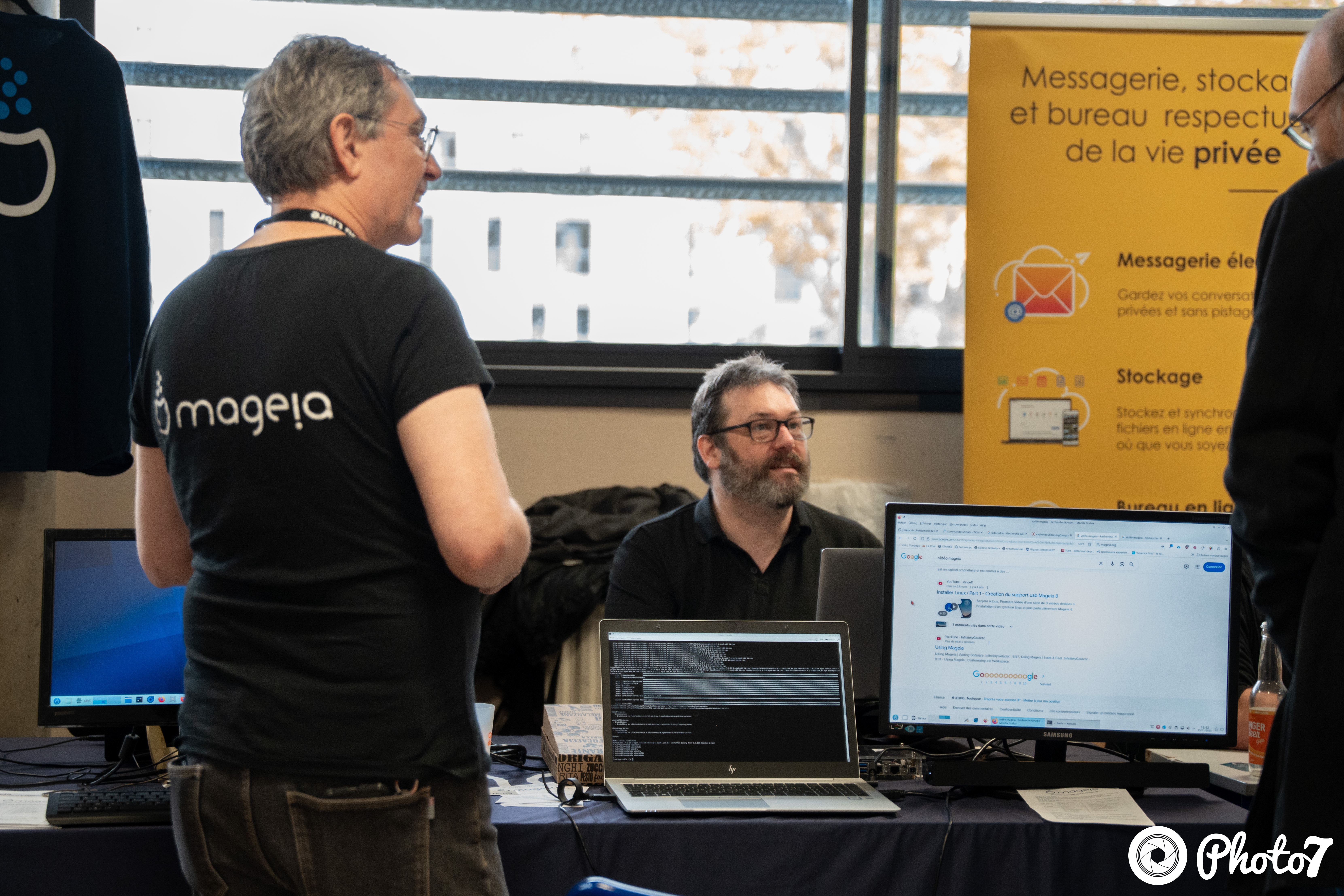Stand du village associatif avec échanges entre participants