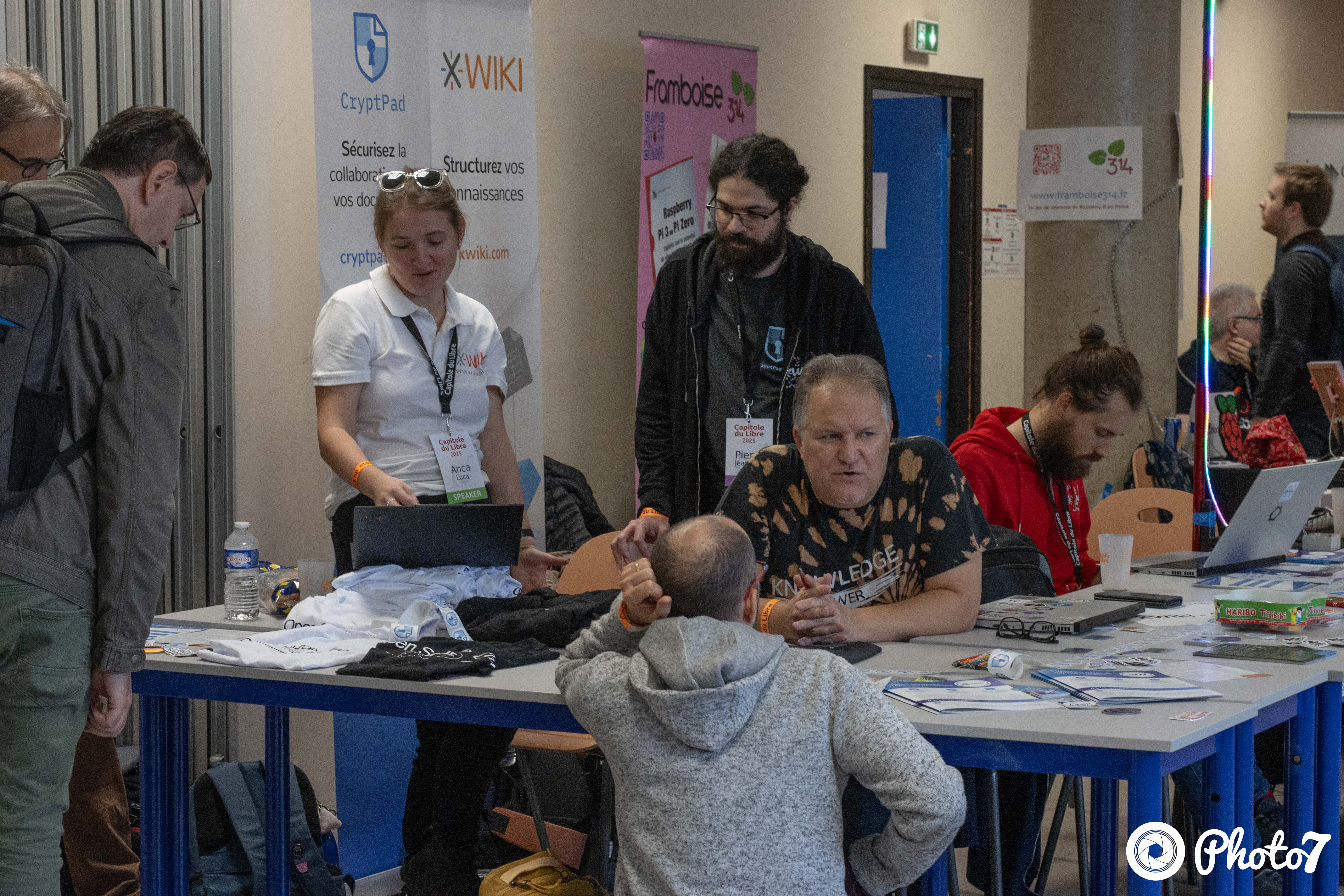 Visiteurs parcourant les stands du village associatif