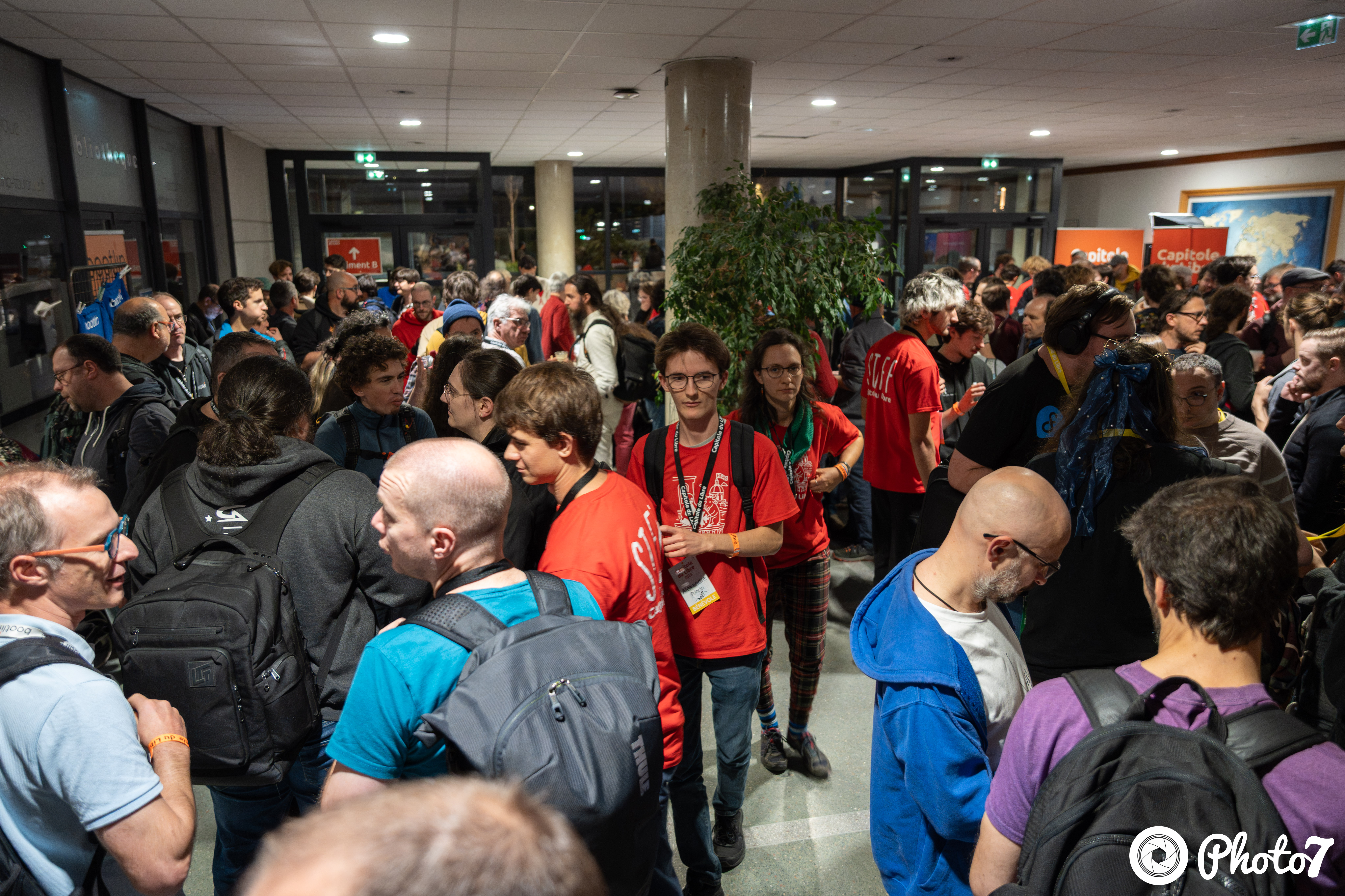 Foule dense dans le hall principal de l'ENSEEIHT