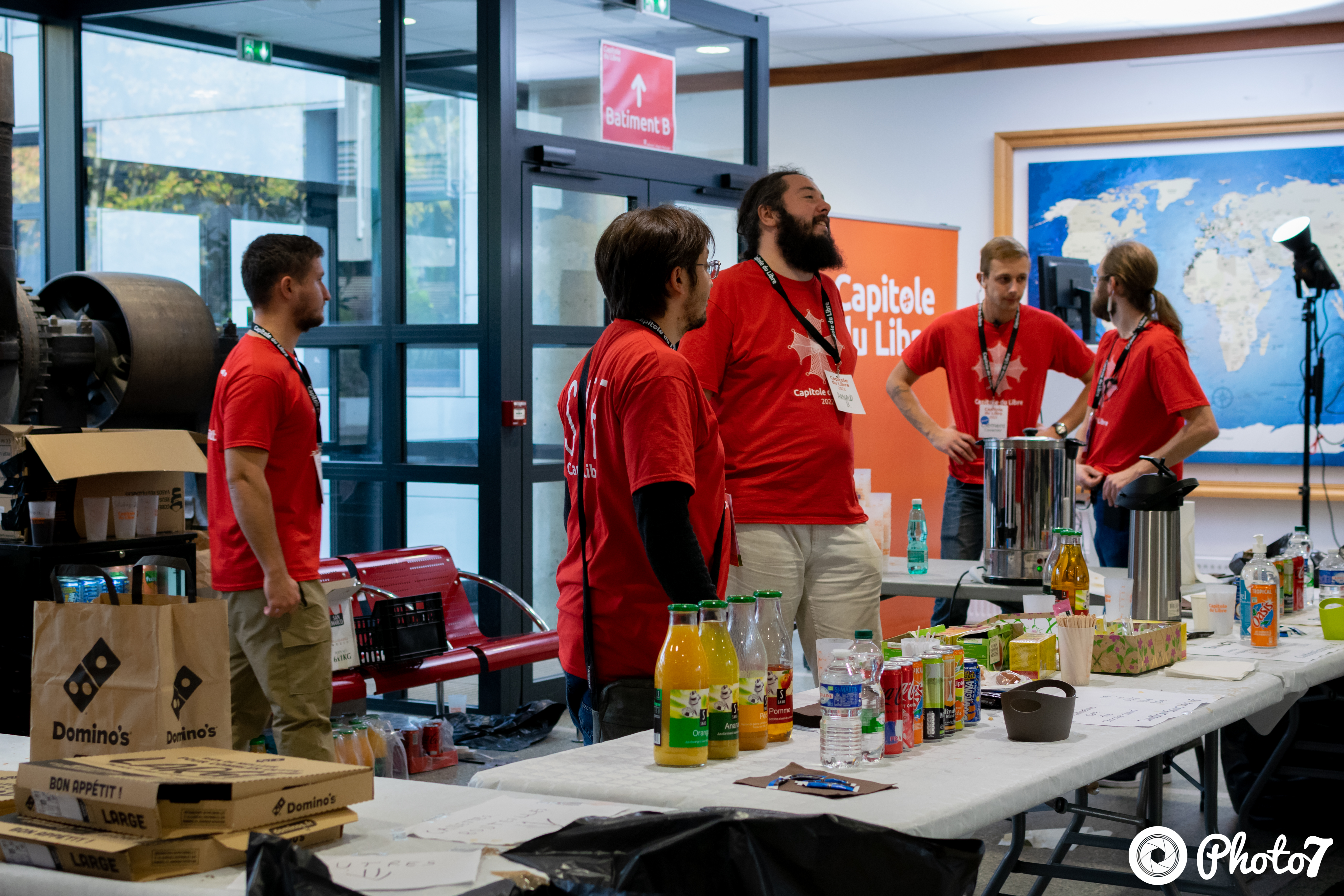 Équipe de bénévoles en t-shirts rouges préparant les boissons