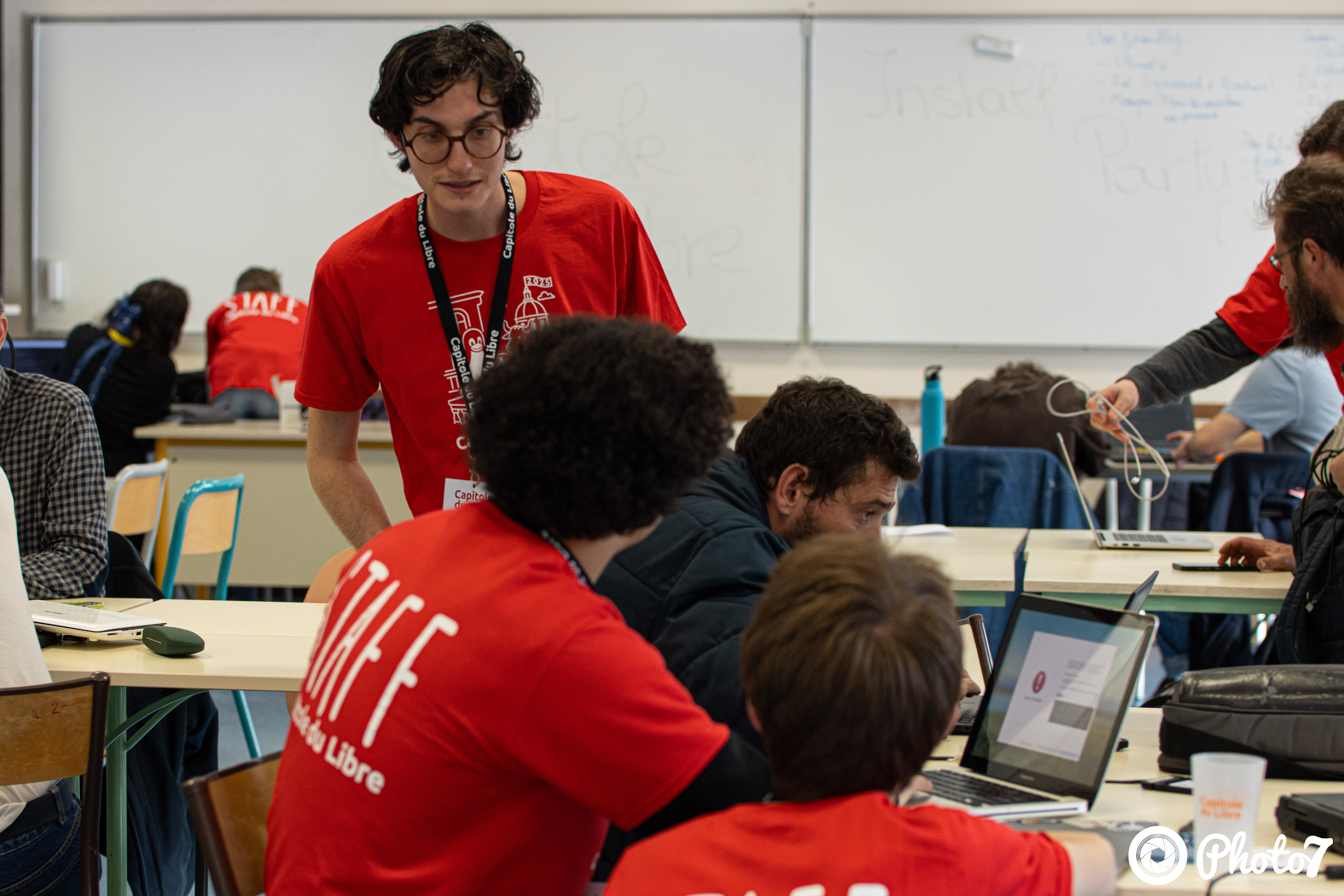 Jeunes bénévoles staff aidant des participants pendant un atelier
