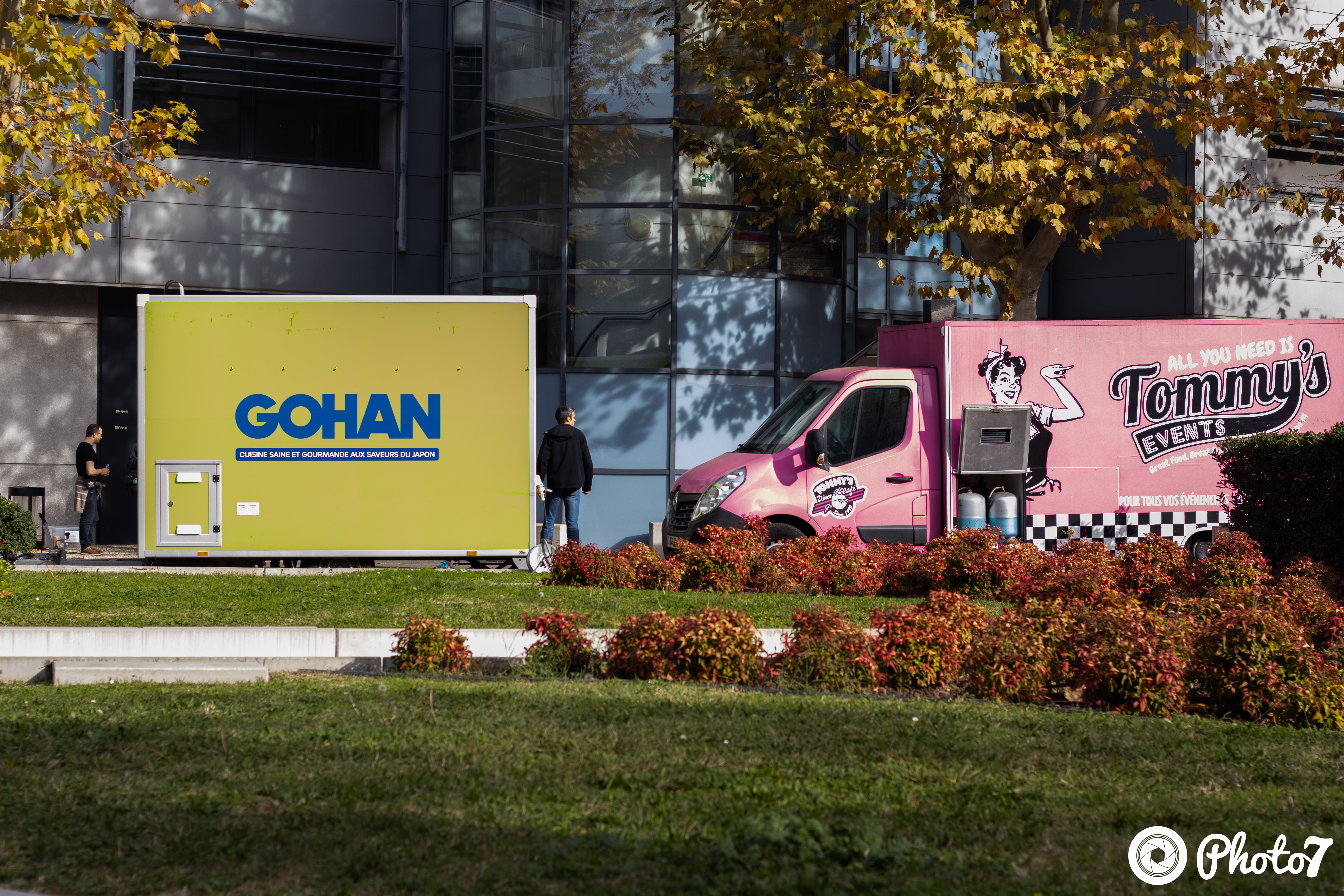 Deux food trucks Gohan et Tommy's Events garés devant l'ENSEEIHT