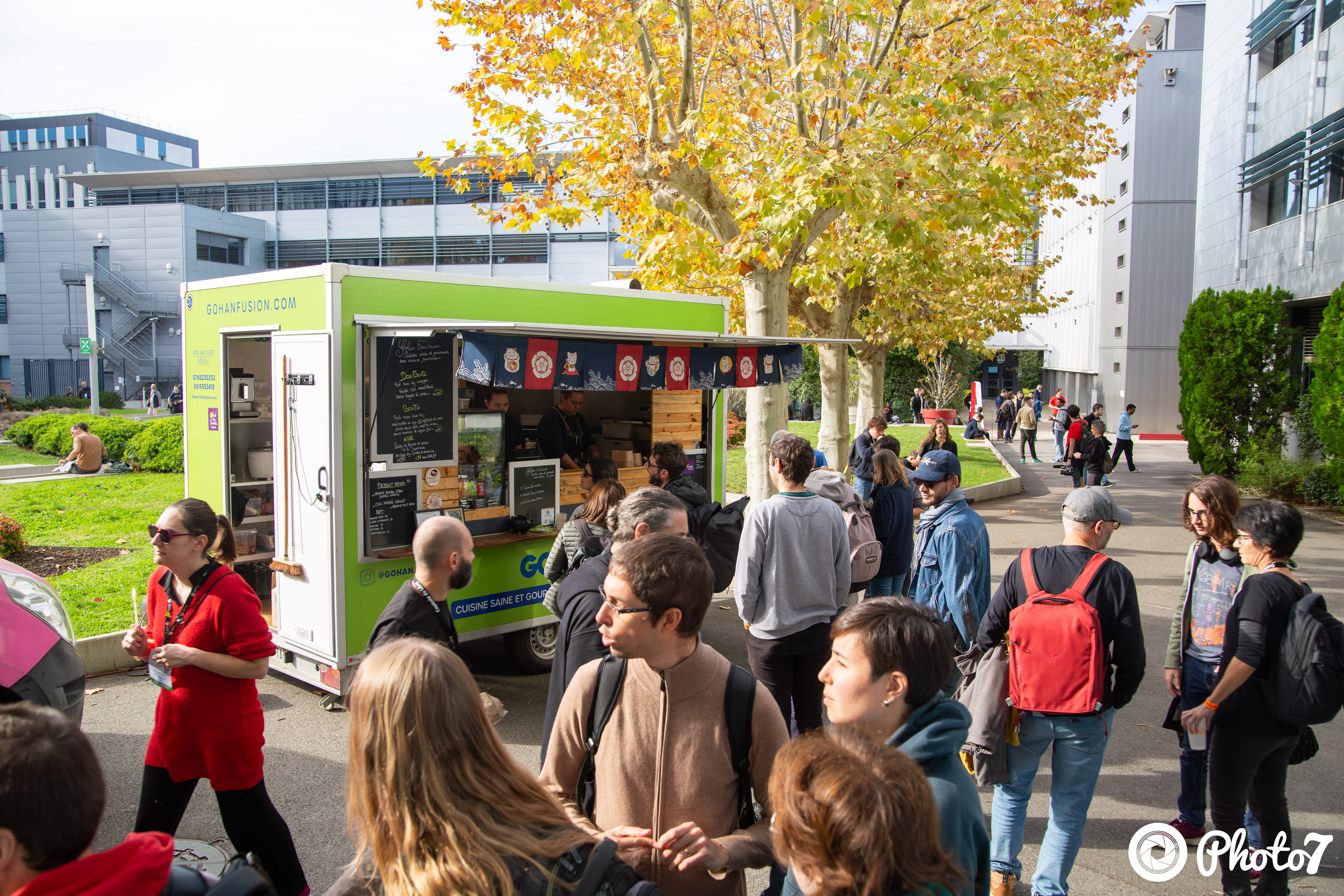 Foule de participants autour du food truck Gohan sur l'esplanade