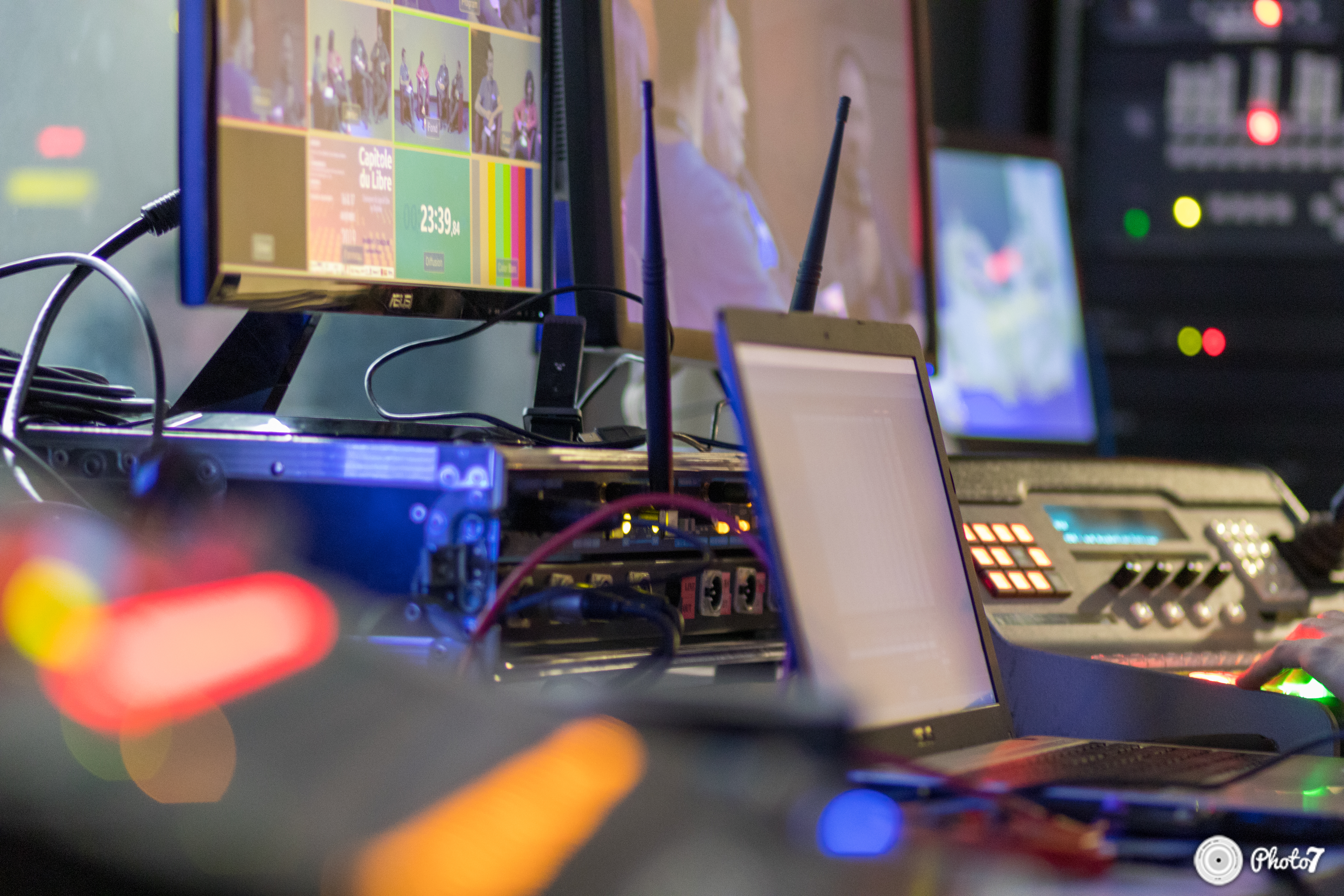 Régie de captation vidéo avec moniteurs, mélangeur et équipement technique